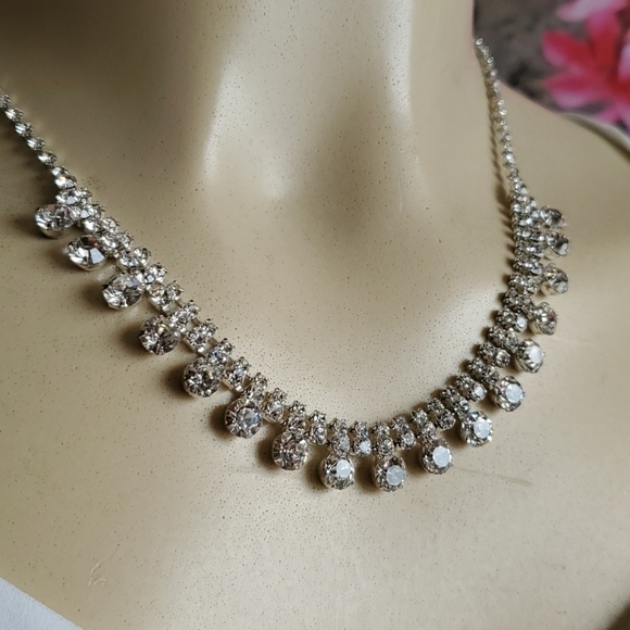 New Vieste Crystal Collection Elegant Necklace - Picture 2 of 7